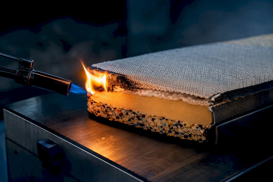 Brandtest van stoelbekleding onder gecontroleerde omstandigheden