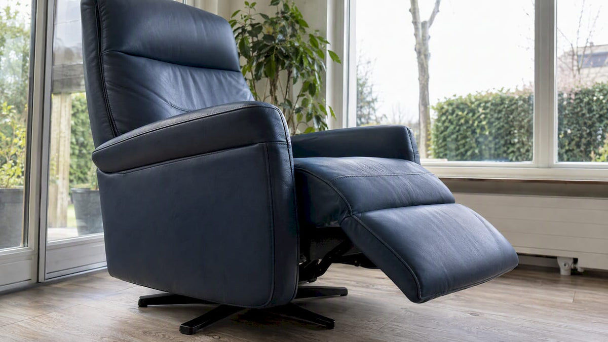 Relaxfauteuil met een gladde blauwe bekleding