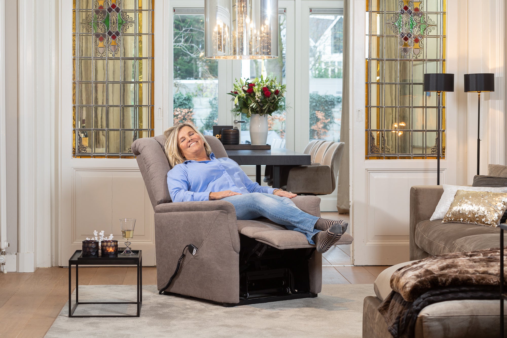 Relax en sta-op stoel verrijdbaar taupe F-402 (2-motorig) Finlandic