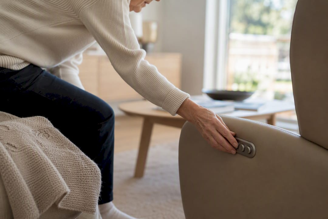 Hand die de hendel van een relaxstoel verstelt