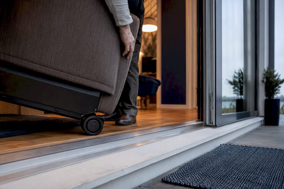 Verplaatsbare relaxstoel bij de deuropening