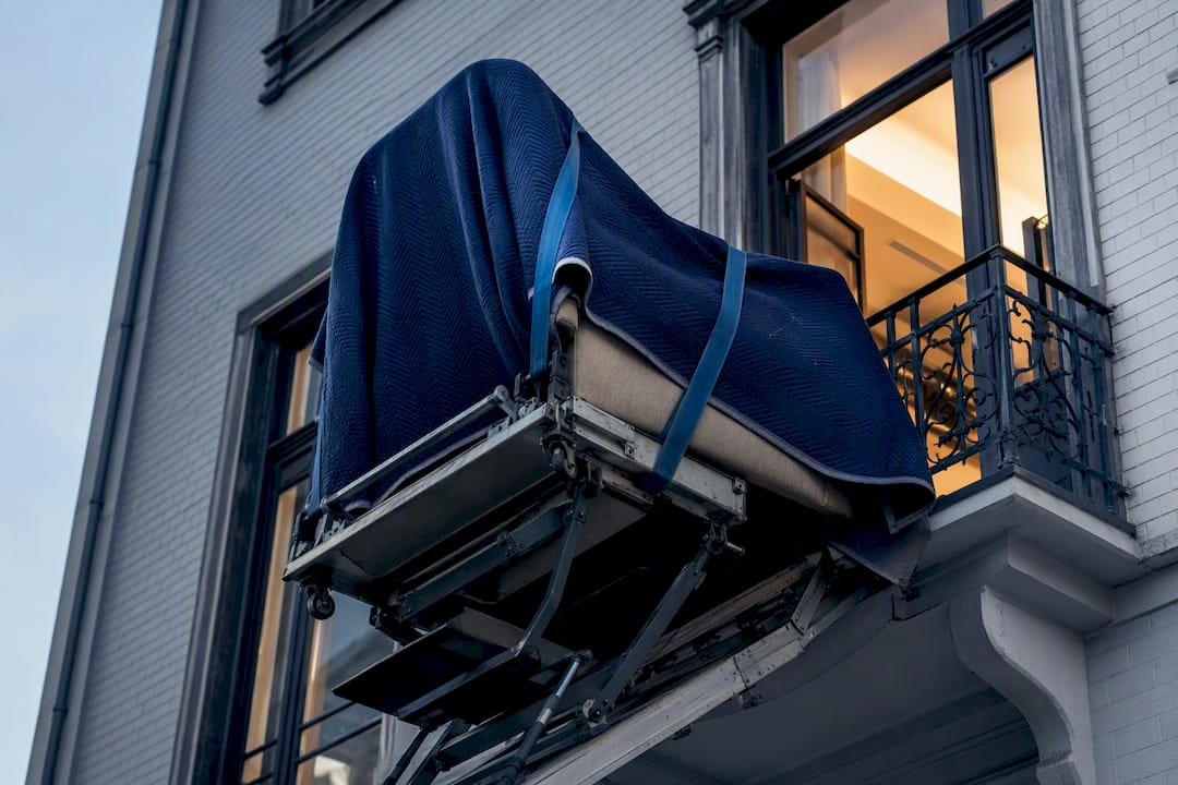 Verhuislift tilt meubel naar bovenverdieping