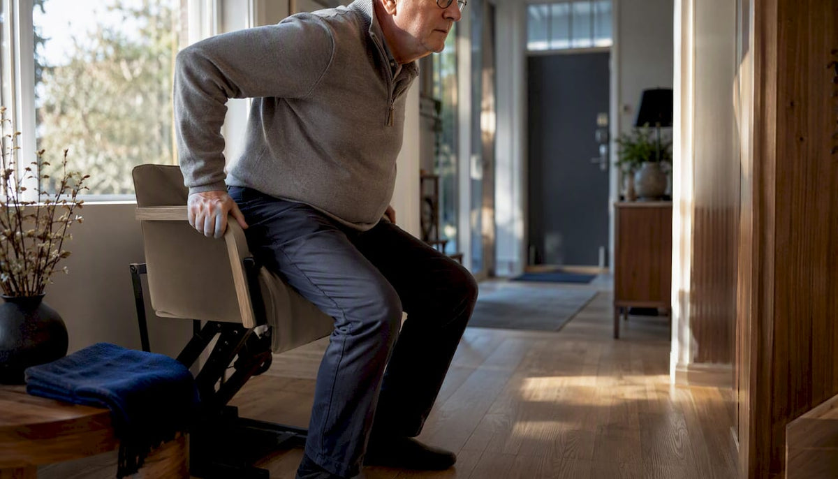 Oudere persoon staat veilig op