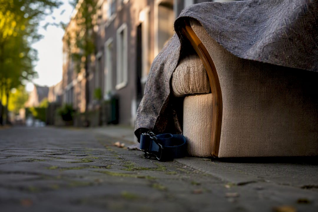 Oude stoel afgedekt en klaar om afgevoerd te worden