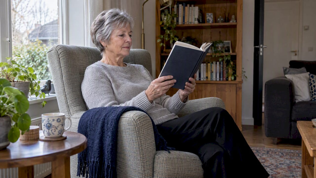 Oudere vrouw leest met het boek op ooghoogte