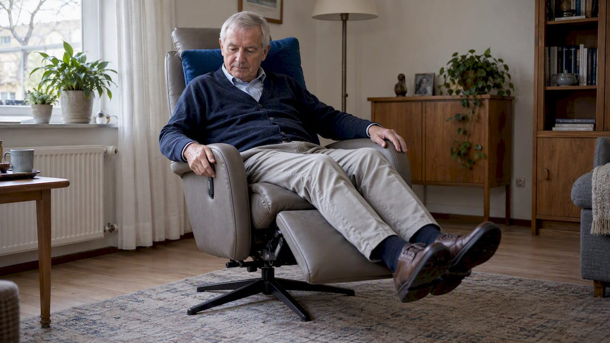 Oudere man test thuis de zithouding van een relaxfauteuil