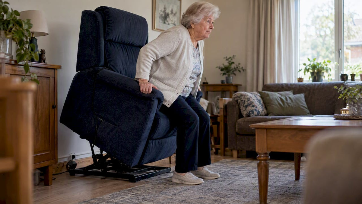 Een oudere vrouw komt rustig overeind met behulp van een sta-opstoel