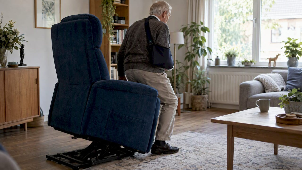 Man staat op uit een sta-op stoel na de operatie